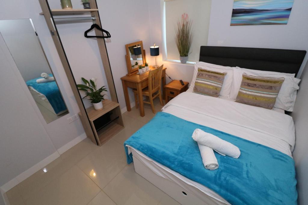 een slaapkamer met een bed met een handdoek erop bij The Lavenders in Bracknell