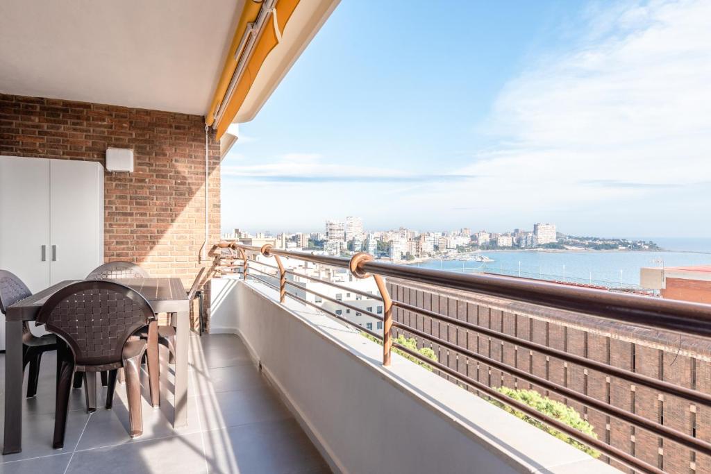 a balcony with a view of the ocean at Mirando al Mar in Alicante