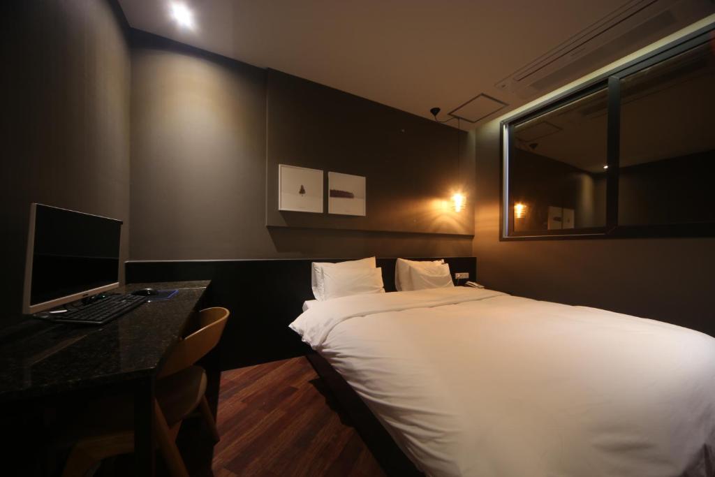 Postel nebo postele na pokoji v ubytování Beomil Brown Dot Hotel