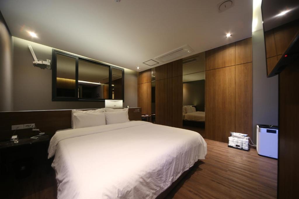 Postel nebo postele na pokoji v ubytování Beomil Brown Dot Hotel