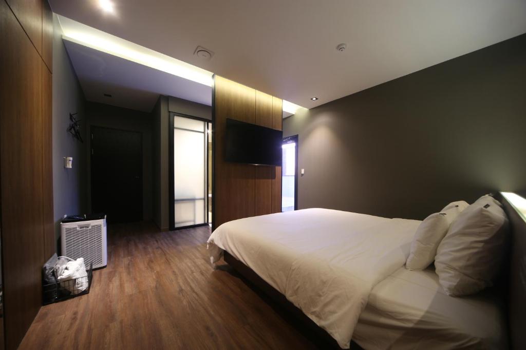 Postel nebo postele na pokoji v ubytování Beomil Brown Dot Hotel