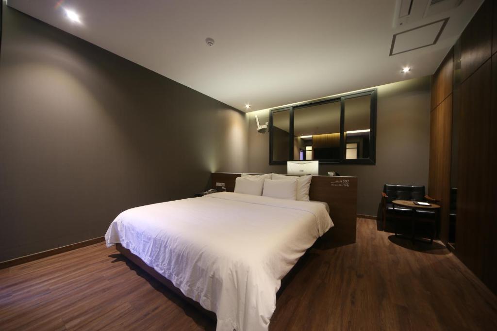 Postel nebo postele na pokoji v ubytování Beomil Brown Dot Hotel