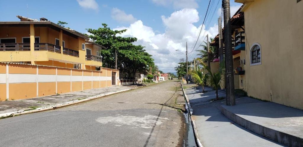  Sobrado 04 em condomínio perto da praia