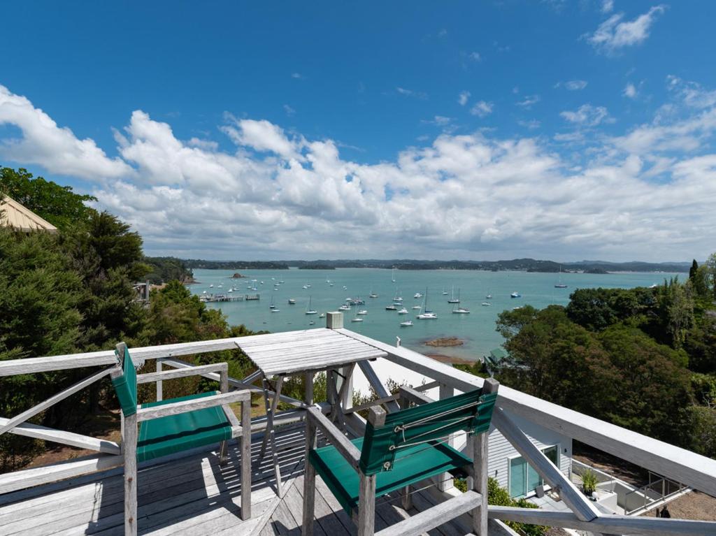 En balkong eller terrass på Te Maiki Escape - Russell Holiday Home