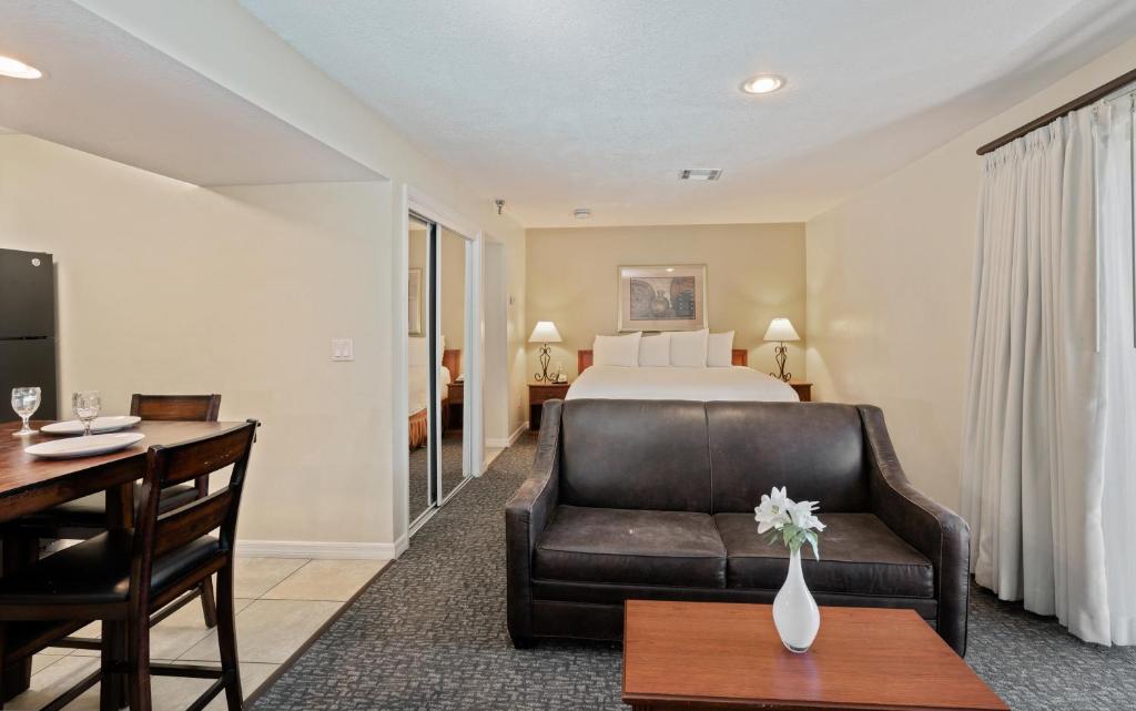 Chase Suite Hotel Rocky Point Tampa - Queen Studio Suite