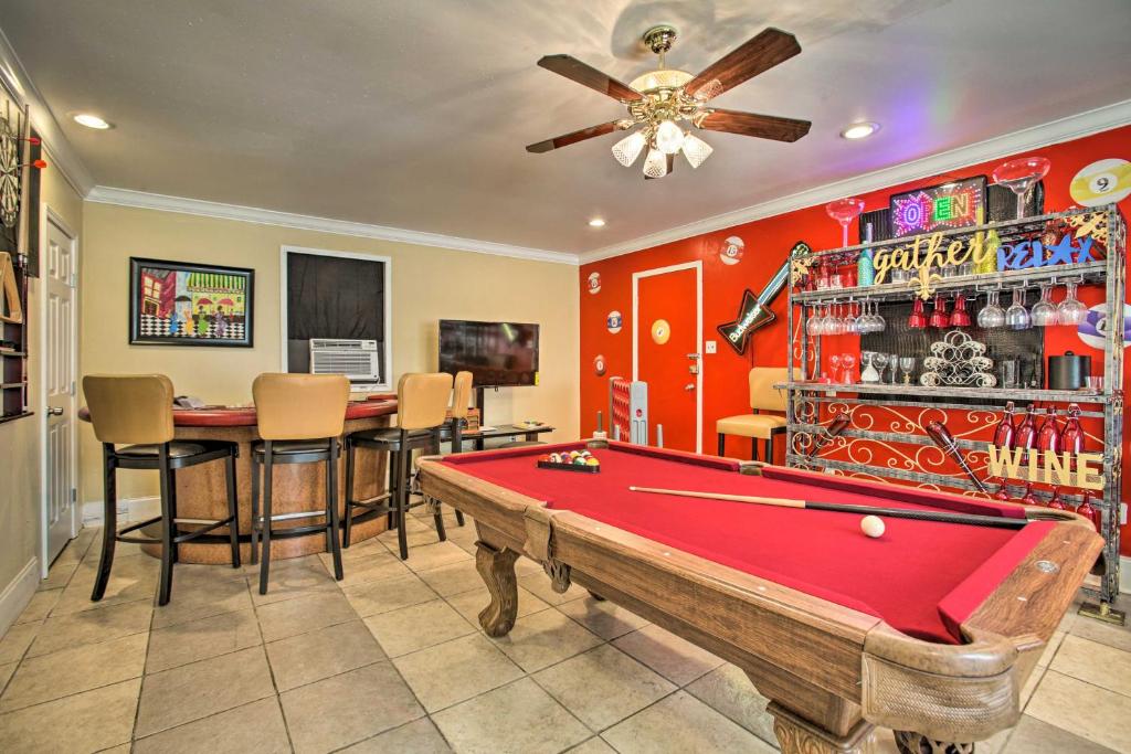 een kamer met een pooltafel en een bar bij Major Manor New Orleans Home with Pool and Game Room in New Orleans