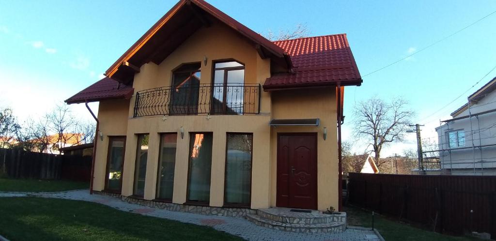 una pequeña casa con balcón en la parte superior en Pensiunea Vila Mocanilor, en Săcele