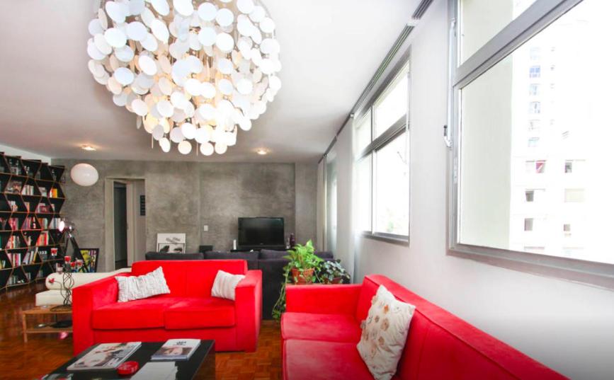  Charming and Artistic Apartment!