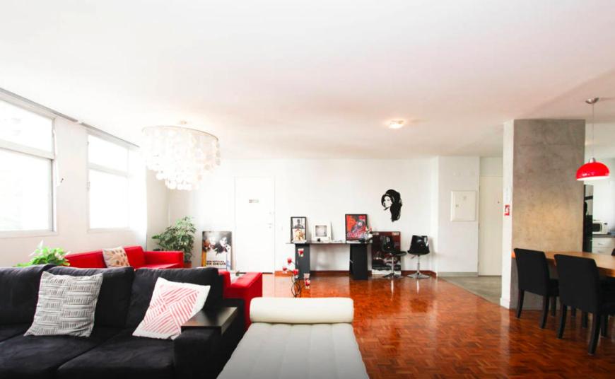  Charming and Artistic Apartment!