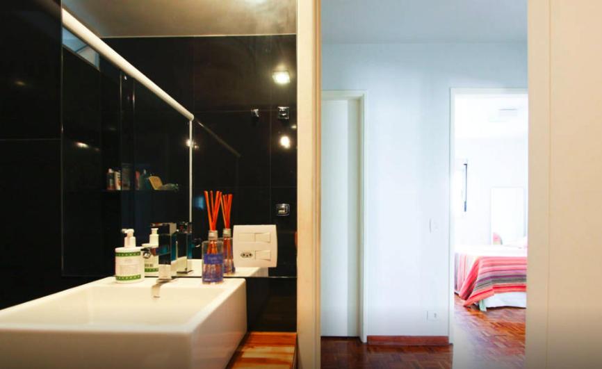  Charming and Artistic Apartment!