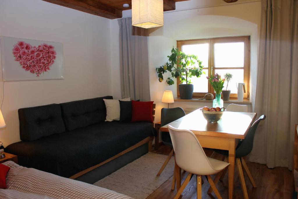 un soggiorno con divano e tavolo di Ultra Alpes Luitpold a Rottenbuch