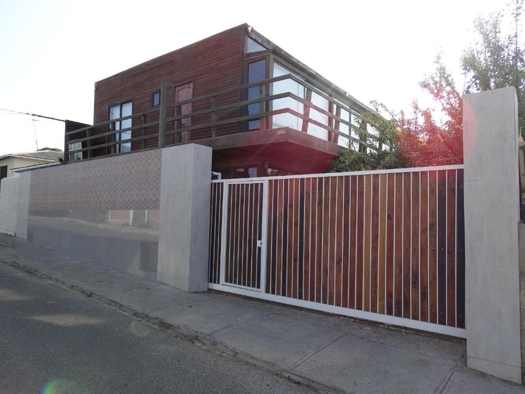 una casa con una puerta y una valla en CABAÑAS SAKAR, en Quintero