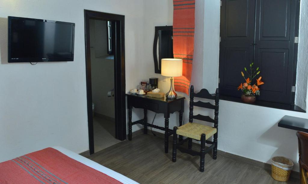 TV a/nebo společenská místnost v ubytování Best Western Plus Posada de Don Vasco