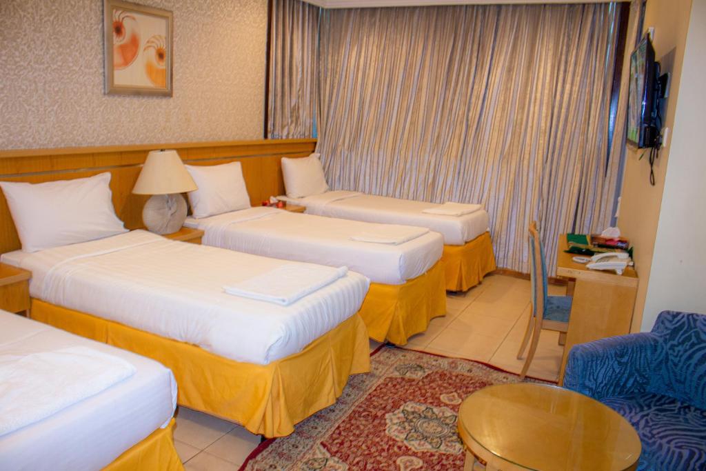 
سرير أو أسرّة في غرفة في Sadan Plaza
