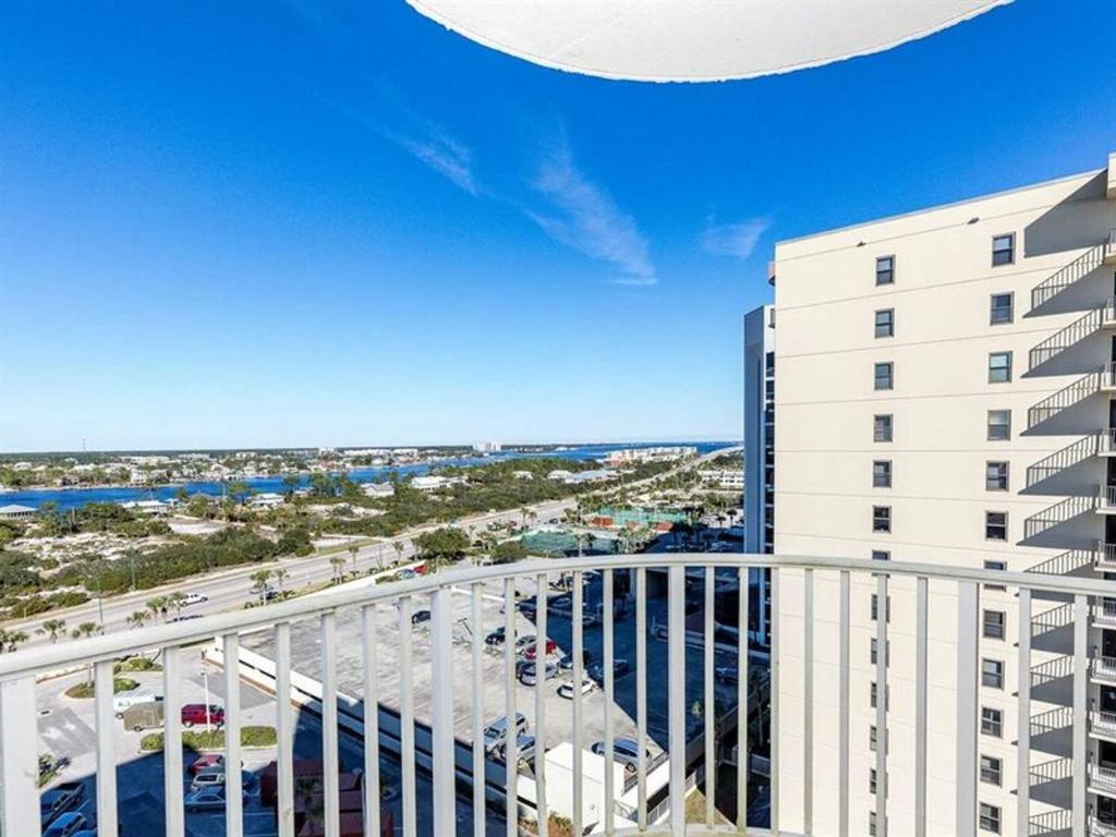 Appartamento dotato di balcone con vista su un edificio. di Tidewater by Meyer Vacation Rentals a Orange Beach