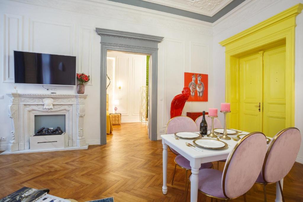 Telewizja i/lub zestaw kina domowego w obiekcie Palace Apartment by Main Station - President
