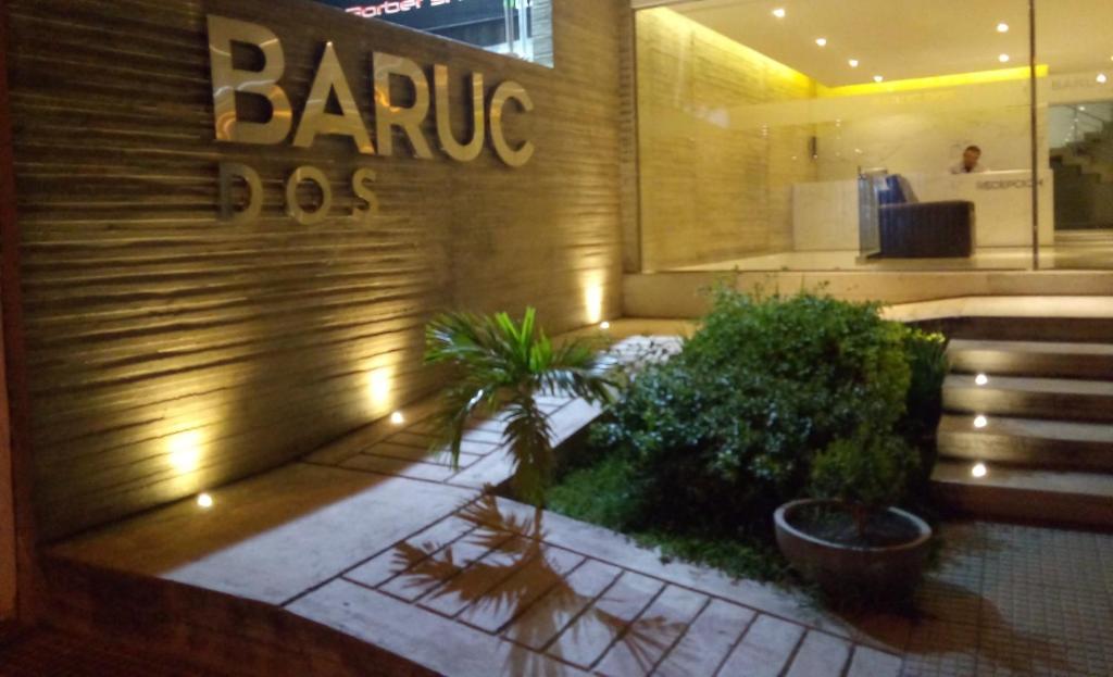 サンタ・クルス・デ・ラ・シエラにあるBaruc Dosの側面に看板がある建物