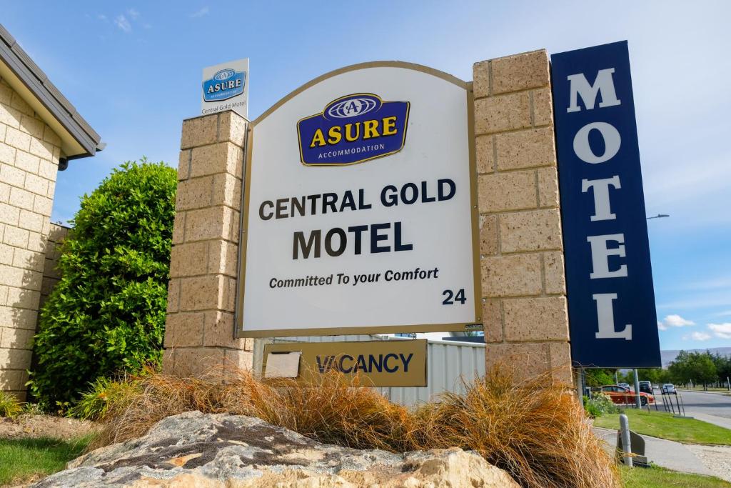 ein Schild für ein zentrales Goldmotel vor einem Gebäude in der Unterkunft ASURE Central Gold Motel Cromwell in Cromwell