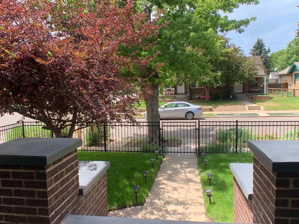uma cerca preta com bancos e uma árvore em Private Room in West Highlands House em Denver