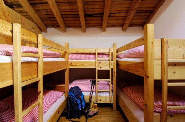 Palanda nebo palandy na pokoji v ubytování Albergo ristorante Payarin