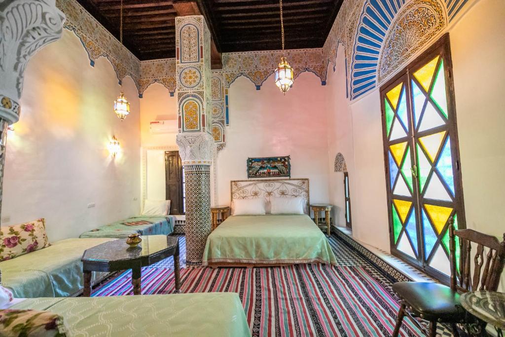 Postel nebo postele na pokoji v ubytování Riad Mounana fez luxurious palace & spa