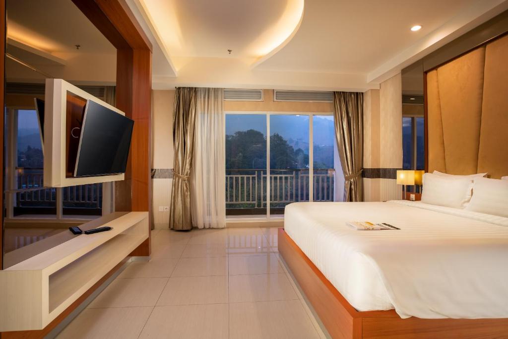TV a/nebo společenská místnost v ubytování Le Eminence Puncak Hotel Convention & Resort