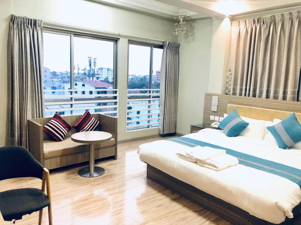 Postel nebo postele na pokoji v ubytování SERENE Stays Hotel