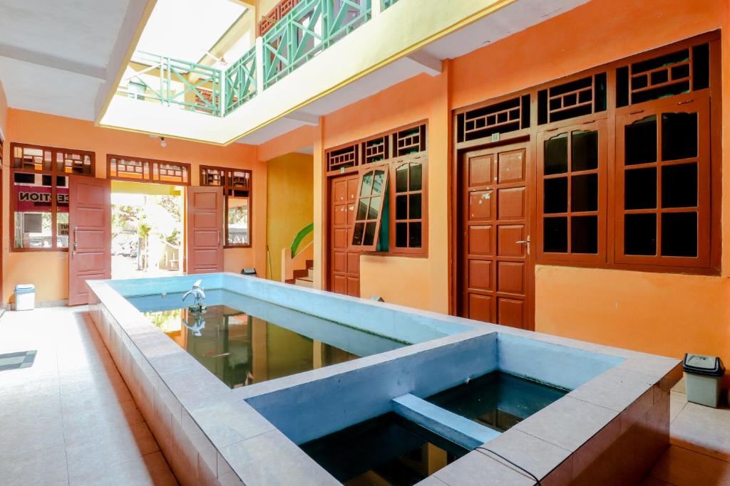 un baño grande con una gran piscina en el centro en Hotel Kukup Indah, en Kemadang