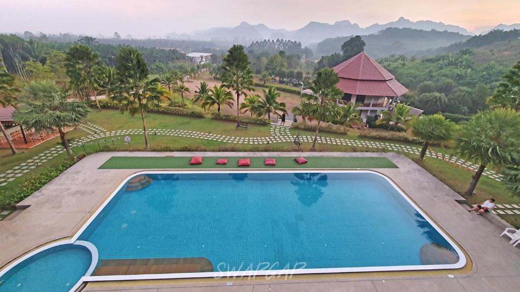 Ban Tha Khun的住宿－塔崑山景旅館，享有度假村游泳池的顶部景致