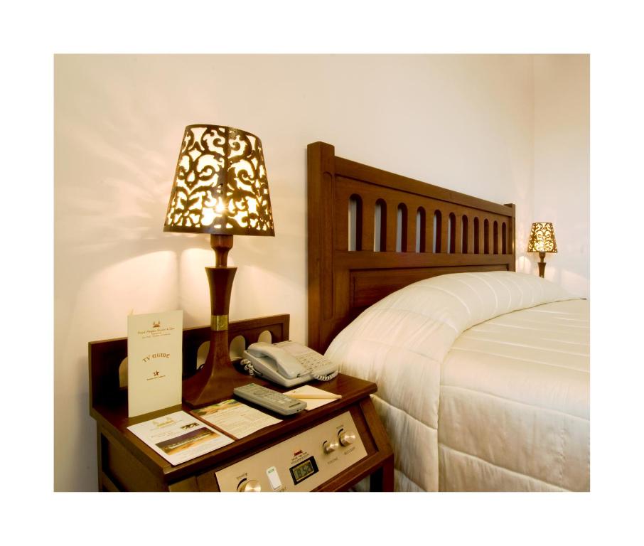 Postel nebo postele na pokoji v ubytování Royal Angkor Resort & Spa