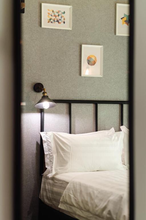 SVOK Hotel - Deluxe Queen Room ( No Window)