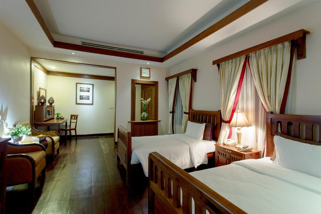 Postel nebo postele na pokoji v ubytování Royal Angkor Resort & Spa