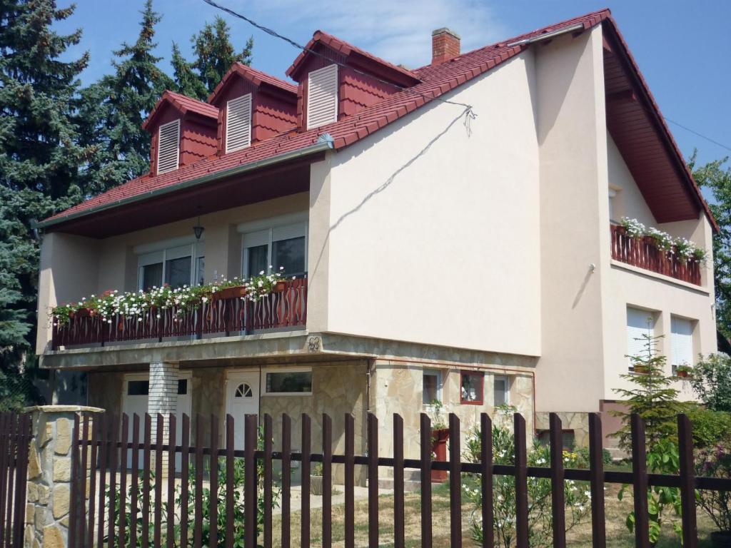 a house with a fence in front of it at Irénke Vendégház in Alsópáhok