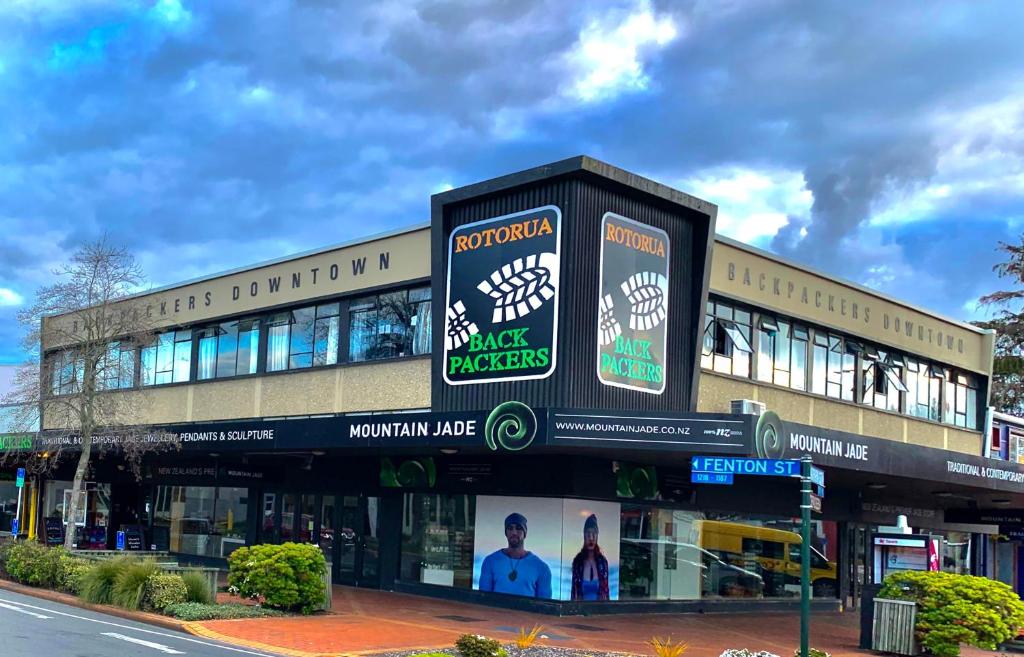 um edifício ao lado de uma rua em Rotorua Downtown Backpackers em Rotorua