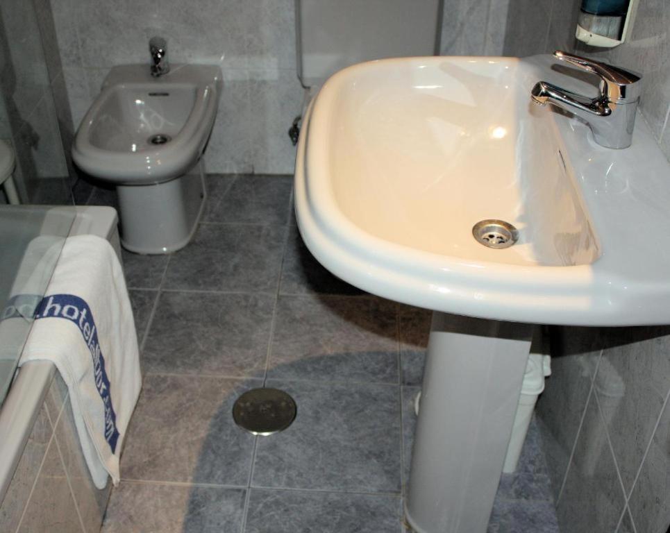 Koupelna v ubytování Alojamientos ALBOR I
