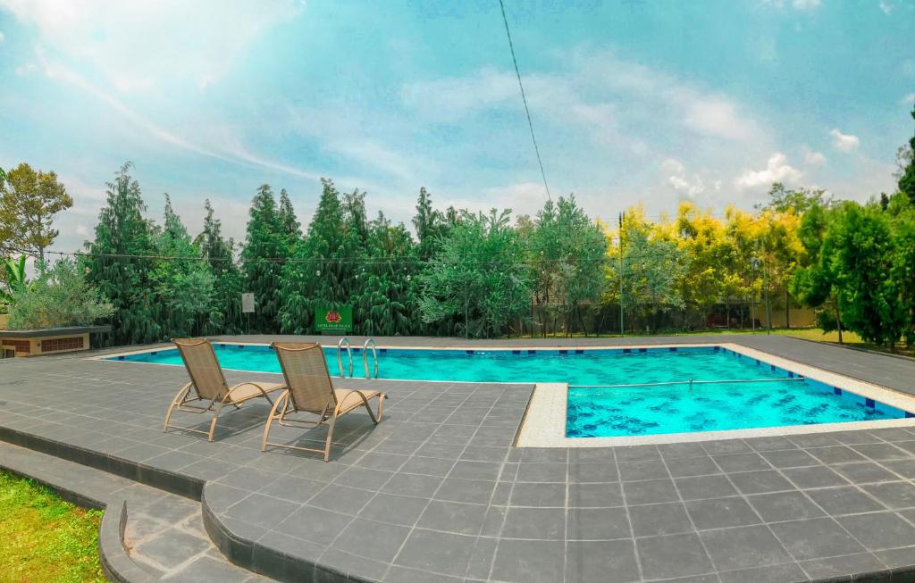 Bazén v ubytování Hotel Indah Palace Tawangmangu nebo v jeho okolí
