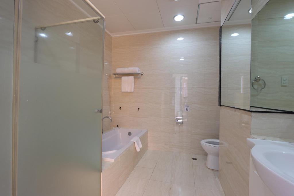 Koupelna v ubytování Paseo Premiere Hotel