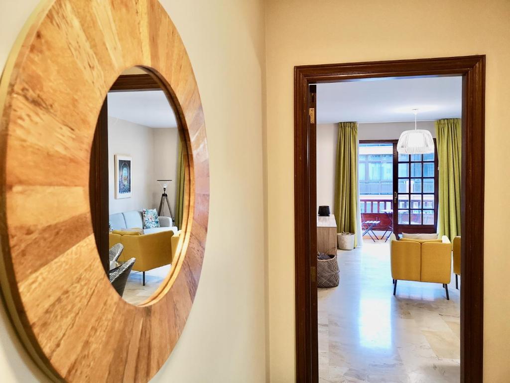 プエルト・デ・ラ・クルスにあるThe Cute Apartmentのリビングルーム横の壁面鏡