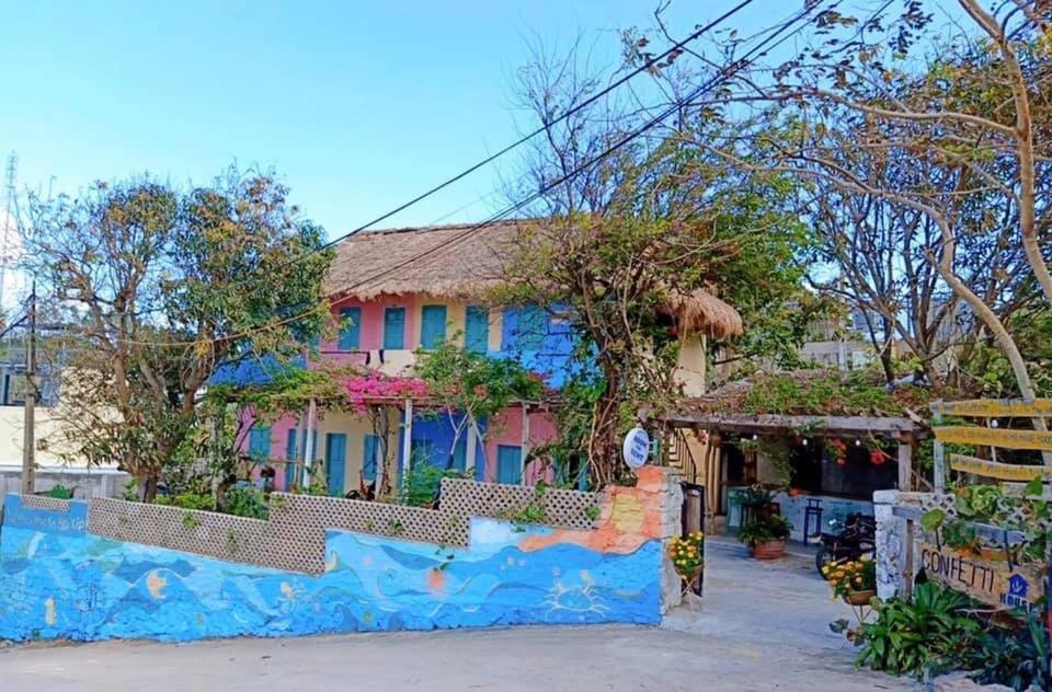 una casa con pintura azul a un lado. en Confetti House en Quy Nhon