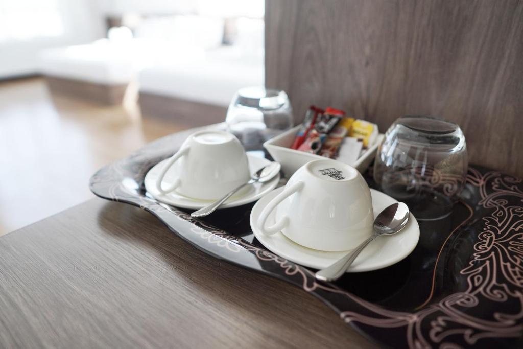 Příslušenství pro přípravu čaje a kávy v ubytování Apple Hotel Three - near PNH airport