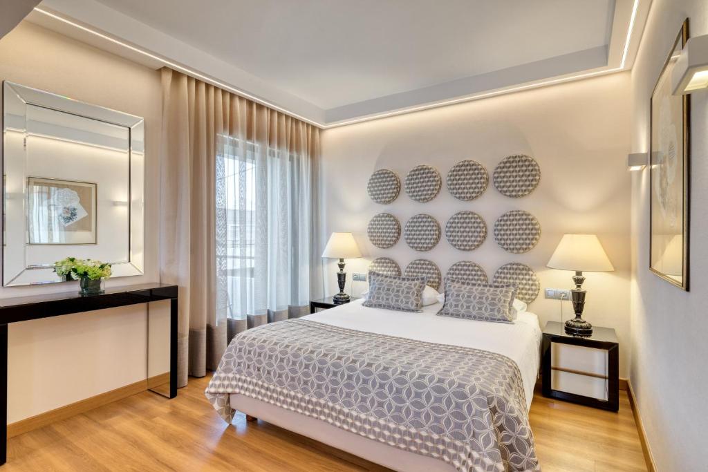 Postel nebo postele na pokoji v ubytování Divani Palace Acropolis