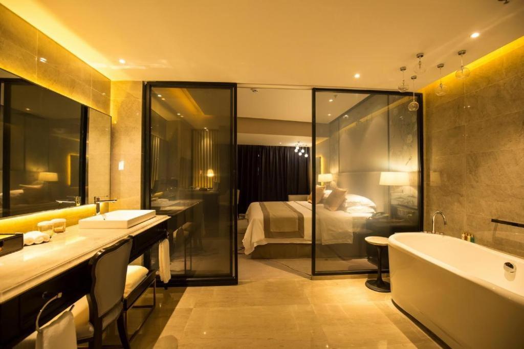 Postel nebo postele na pokoji v ubytování DoubleTree by Hilton Weihai
