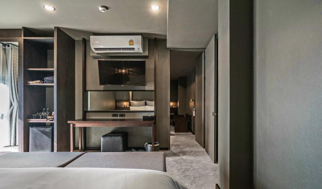Postel nebo postele na pokoji v ubytování Hua Hin Habitat Hotel- SHA Extra Plus
