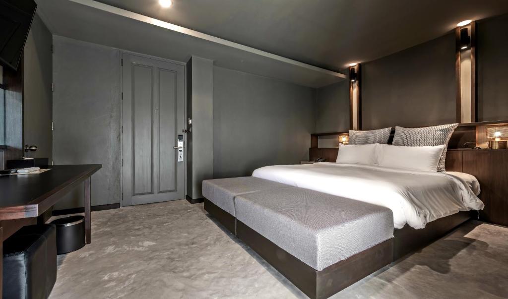Postel nebo postele na pokoji v ubytování Hua Hin Habitat Hotel- SHA Extra Plus