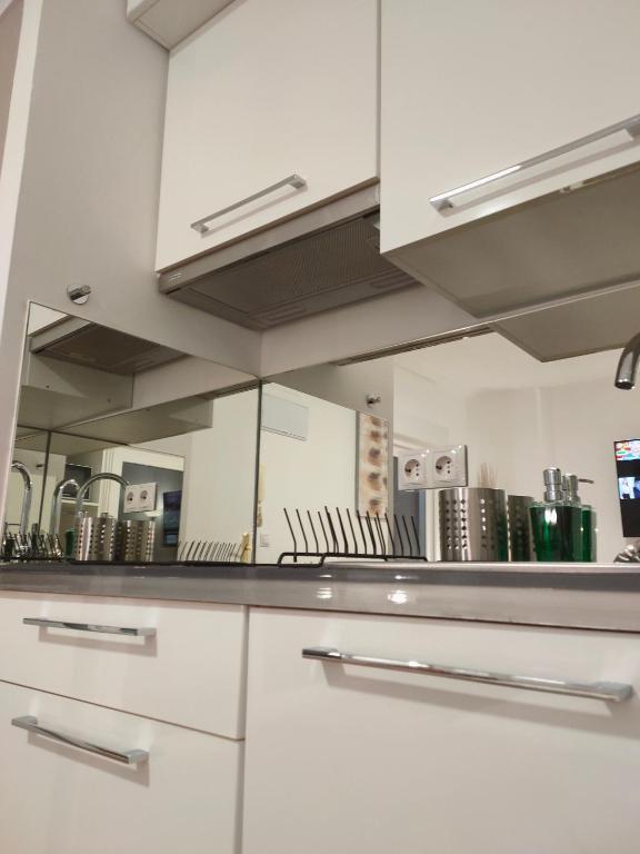 Kuchyň nebo kuchyňský kout v ubytování Bellevue Sea view Apartment BY NAMASTE ELITE