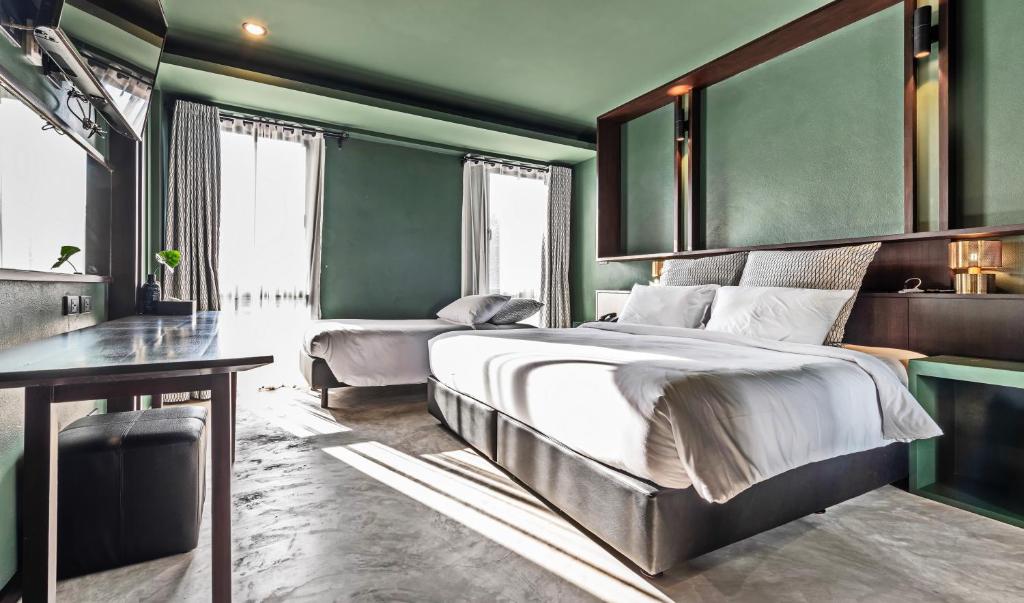Postel nebo postele na pokoji v ubytování Hua Hin Habitat Hotel- SHA Extra Plus
