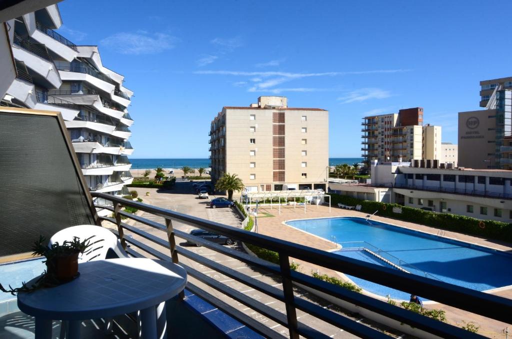 een balkon met uitzicht op een zwembad en gebouwen bij ROCAMAURA III 2-6 in L'Estartit