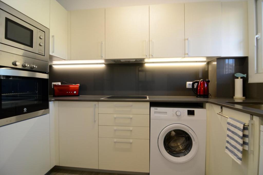Kuchyň nebo kuchyňský kout v ubytování Rocamaura III BX-9 - planta baja