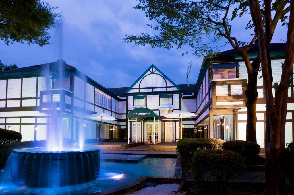 un edificio con una fuente frente a un edificio en Kumamoto Hotel Christmas Forest Garden (Love Hotel) en Shimo-koga