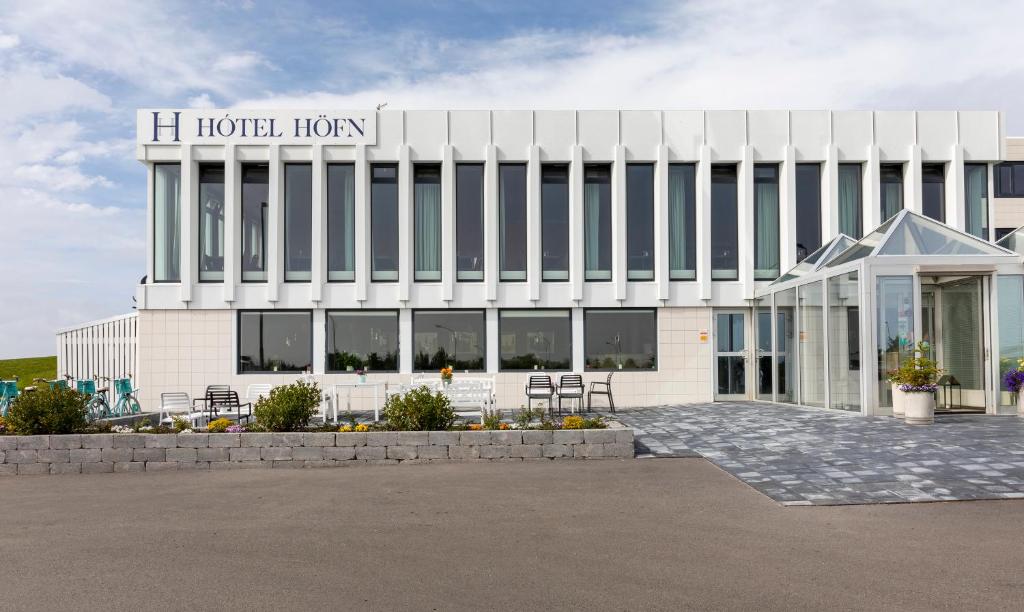 un edificio blanco con un cartel de hotel león en él en Hotel Höfn en Höfn